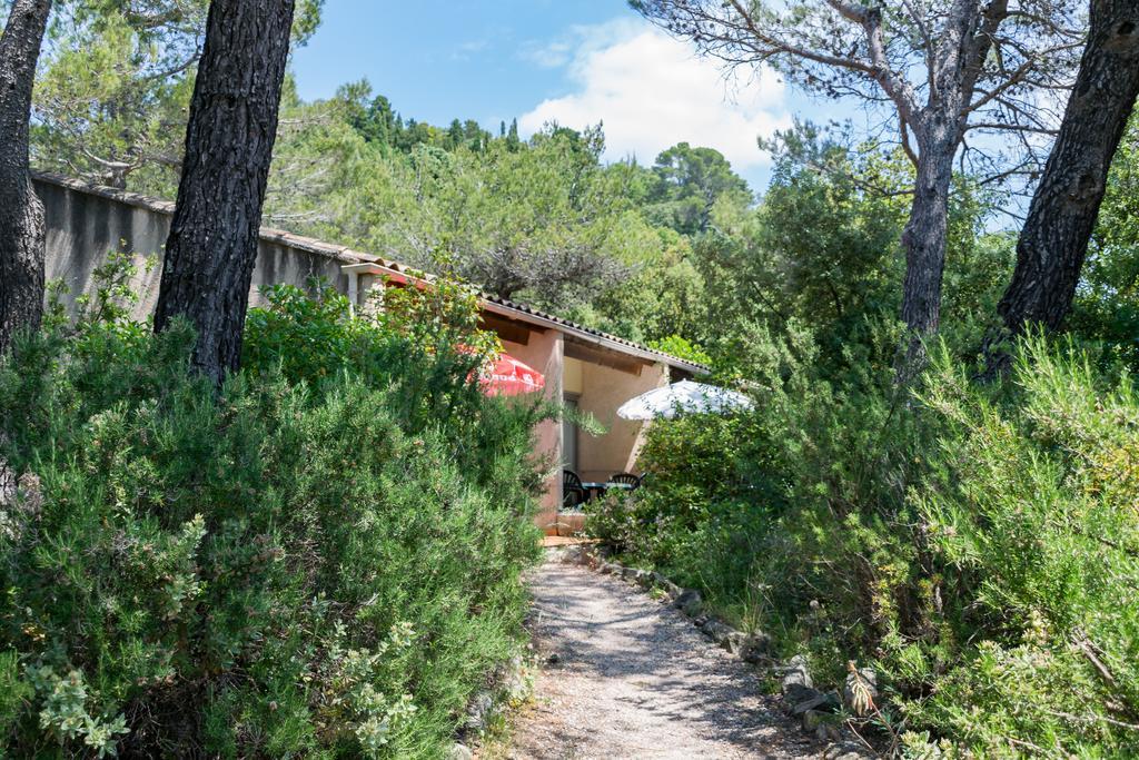 Les Arbousiers Village Hotel Provencal La Roquebrussanne Exterior foto